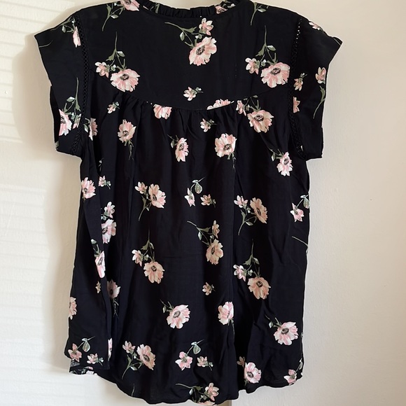 NWT - Black Floral Top Size M - Picture 6 of 6